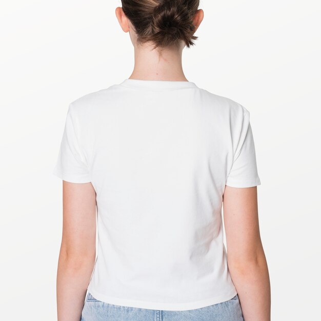Dziewczyna w białej koszulce młodzieżowej strzelać do odzieży