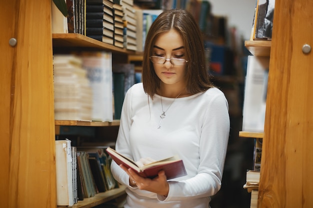 dziewczyna w bibliotece