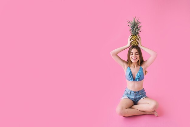 Dziewczyna w bikini z ananasem z copyspace
