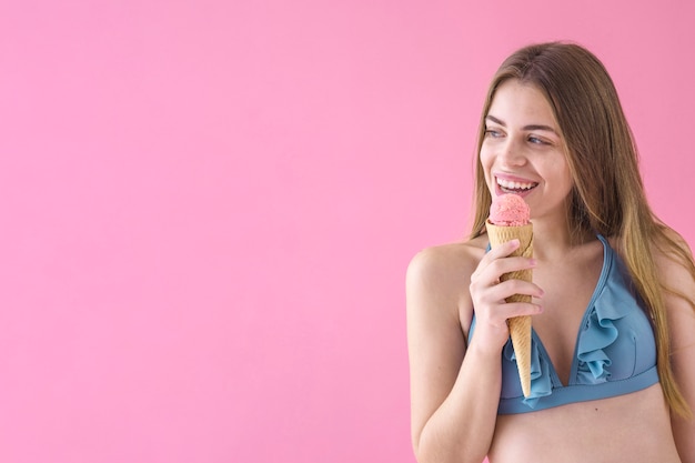 Dziewczyna w bikini z lody i copyspace