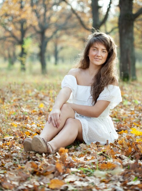 Dziewczyna w parku jesienią