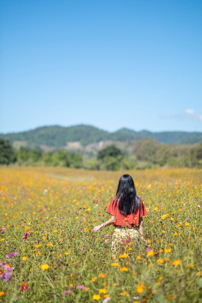 dziewczyna w polu kwiat