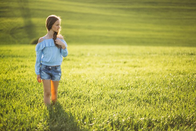 Dziewczyna w polu