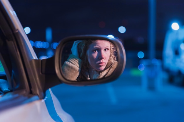 Bezpłatne zdjęcie dziewczyna w samochodzie w nocy
