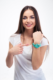 Dziewczyna wskazując palcem na zegarek