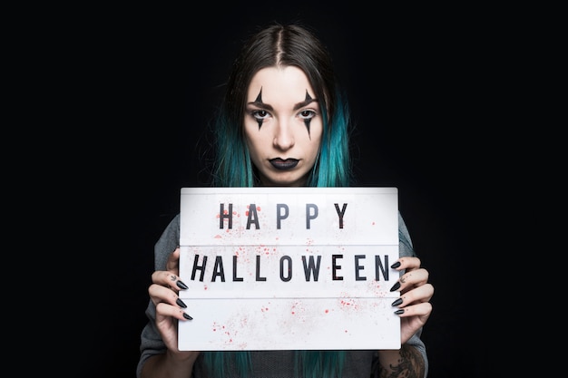 Dziewczyna z Halloweenowym makeup i signboard