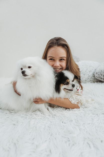 Bezpłatne zdjęcie dziewczyna z widokiem z przodu i jej psy