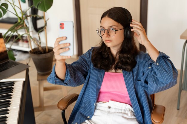 Dziewczyna z widokiem z przodu robi selfie