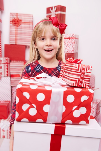Dziewczyna zaskoczona stosem prezentów