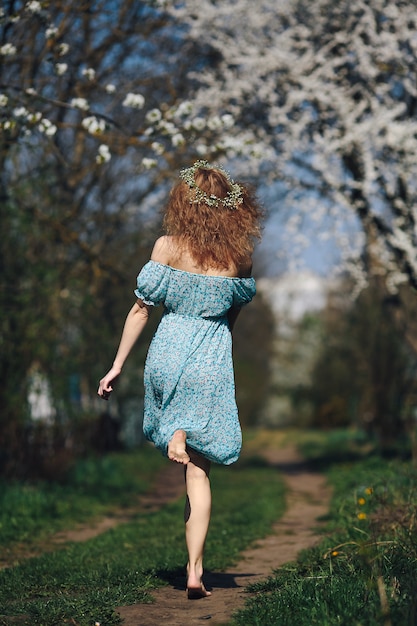 Dziewczynka biegnie przez las