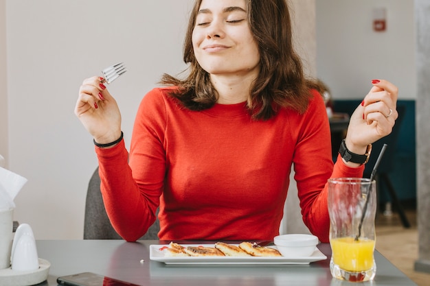 Bezpłatne zdjęcie dziewczynka jedzenie w restauracji