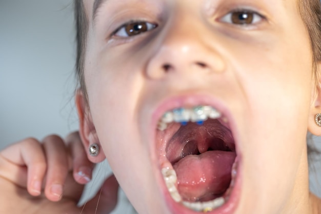 Bezpłatne zdjęcie dziewczynka otwiera usta i pokazuje język