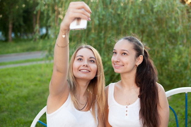 Bezpłatne zdjęcie dziewczyny biorące selfie