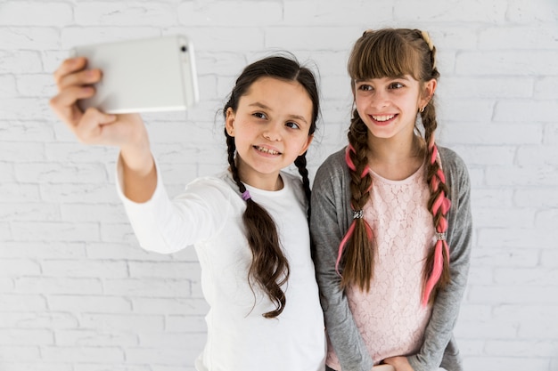 Dziewczyny biorące selfie