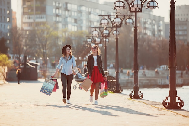dziewczyny chodzące z zakupami na ulicach miasta