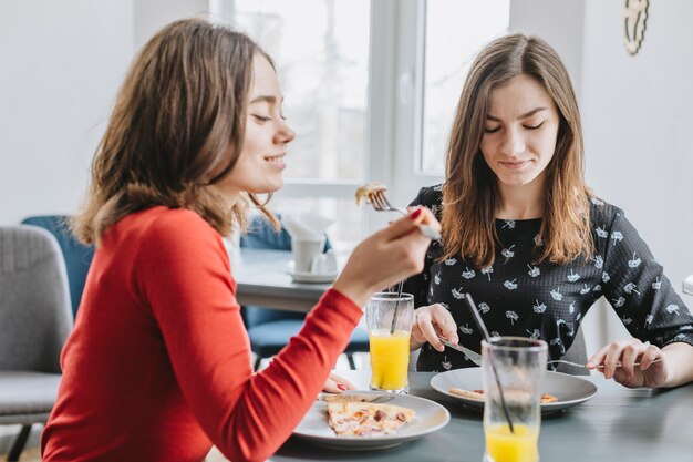 Dziewczyny jedzą w restauracji