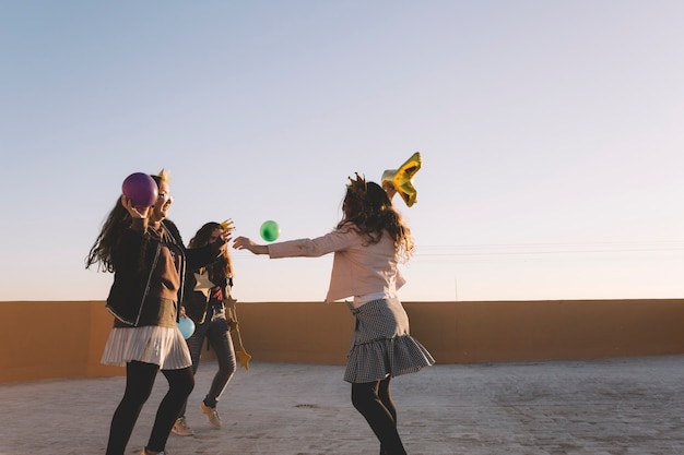 Dziewczyny Rzucają Balony Na Dachu