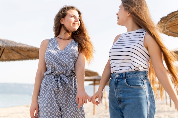 Bezpłatne zdjęcie dziewczyny spędzają razem czas na plaży