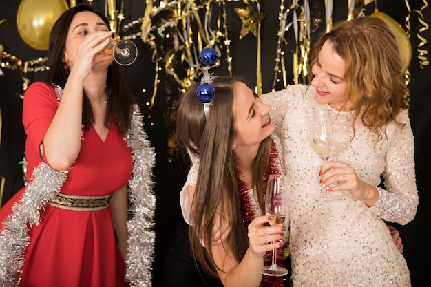 Dziewczyny świętują na imprezie 2019 nowego roku