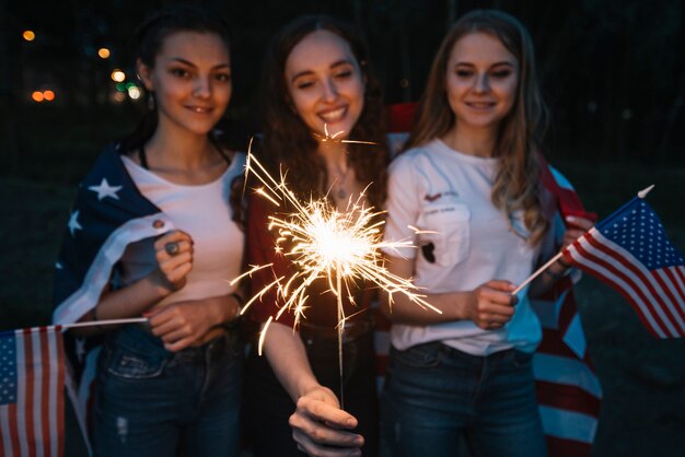 Dziewczyny świętuje dzień niepodległości z brylant