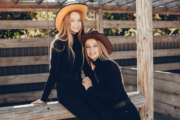 Dziewczyny w kapeluszu kowbojów na ranczo