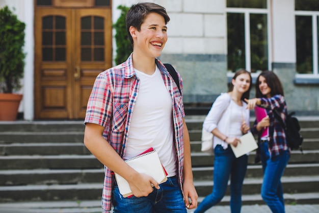 Dziewczyny wskazujące na studenta