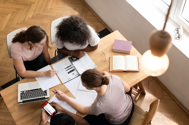 Bezpłatne zdjęcie dziewczyny z college'u uczą się razem