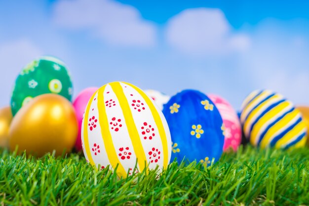 Easter Eggs na świeże zielona trawa nad błękitne niebo
