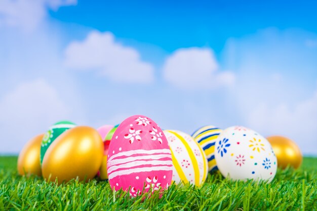 Easter Eggs na świeże zielona trawa nad błękitne niebo