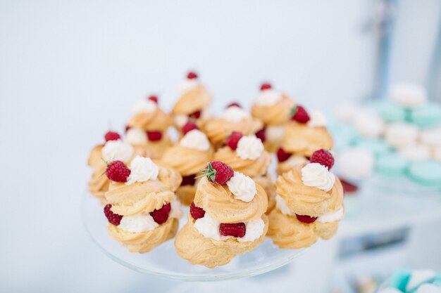 Eclairs z malinami i białą śmietaną