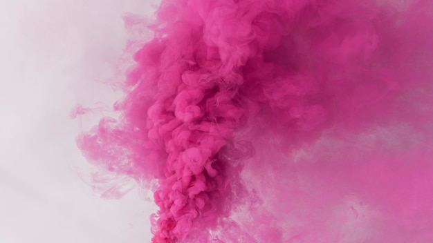 Bezpłatne zdjęcie efekt różowego dymu na białej tapecie