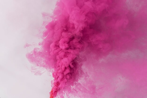 Efekt różowego dymu na białej tapecie