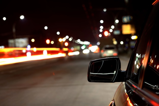 Efekt świateł miejskich w nocy z samochodu
