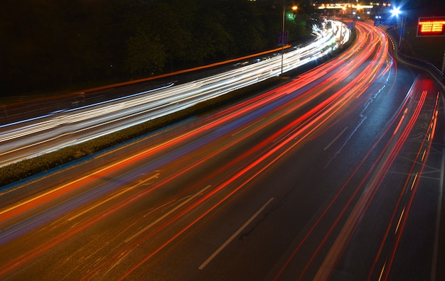 Bezpłatne zdjęcie efekt szybkości ruchu dzięki city night