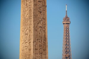 Bezpłatne zdjęcie egipski obelisk w luksorze z wieżą eiffla w centrum place de la concorde