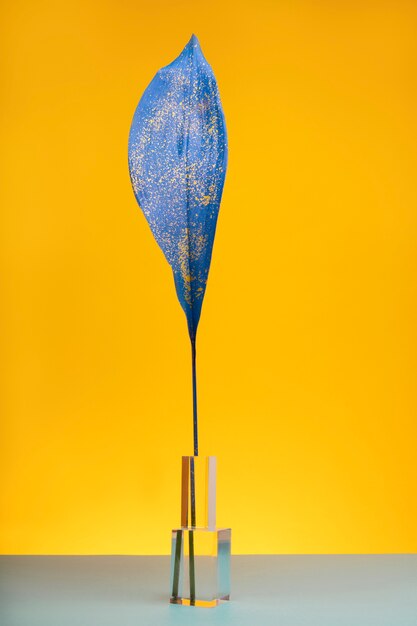 Egzotyczny liść ze złotym brokatem