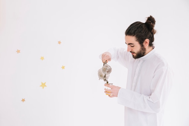Eid al-fitr pojęcie z mężczyzna robi herbaty