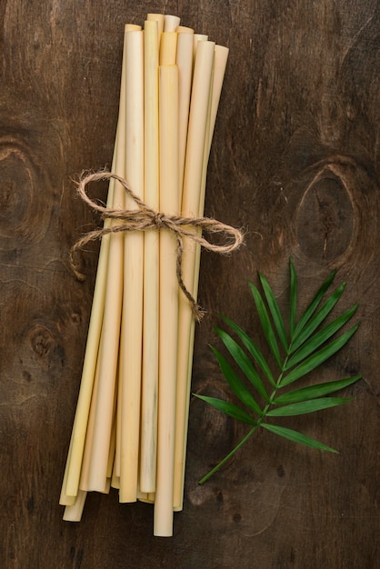 Bezpłatne zdjęcie ekologiczne słomki bambusowe