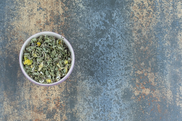 Bezpłatne zdjęcie ekologiczne suszone liście herbaty w białej misce.