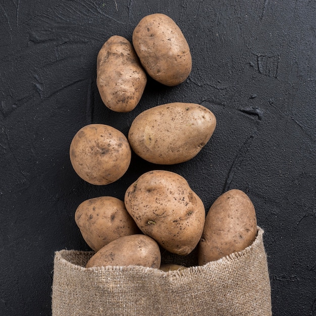 Bezpłatne zdjęcie ekologiczne ziemniaki w torbie