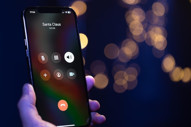Bezpłatne zdjęcie ekran świątecznego połączenia przychodzącego od świętego mikołaja
