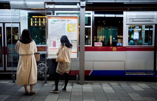 Ekran wyświetlania informacji dla pasażerów w japońskim systemie metra
