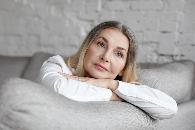 Ekspresyjna Kobieta W średnim Wieku Pozowanie