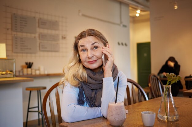 Ekspresyjna kobieta w średnim wieku pozowanie