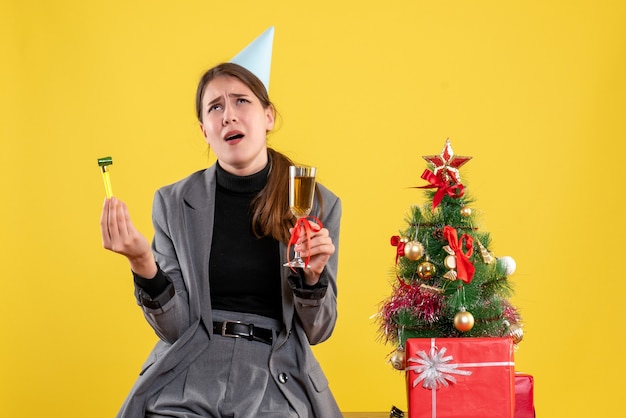 Ekspresyjna młoda kobieta pozuje na Boże Narodzenie