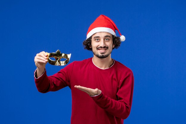 Ekspresyjny młody mężczyzna pozuje na Boże Narodzenie