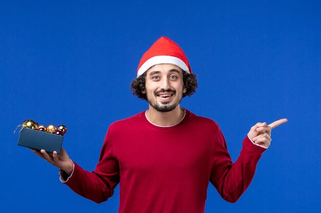 Ekspresyjny młody mężczyzna pozuje na Boże Narodzenie