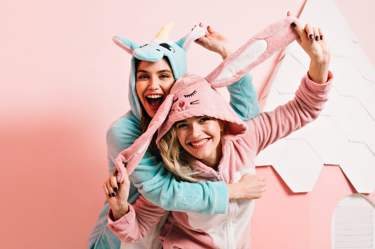 Ekstatyczne kobiety w kigurumi wygłupiające się razem