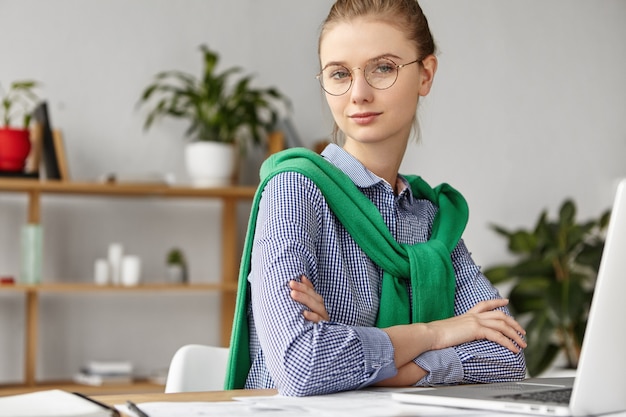 Bezpłatne zdjęcie elegancka bizneswoman ubrana formalnie