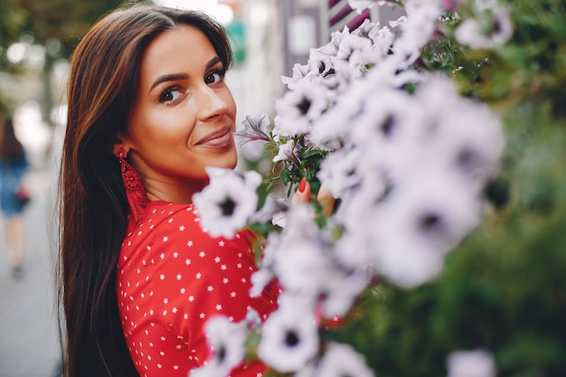 Bezpłatne zdjęcie elegancka brunetka w letnim mieście